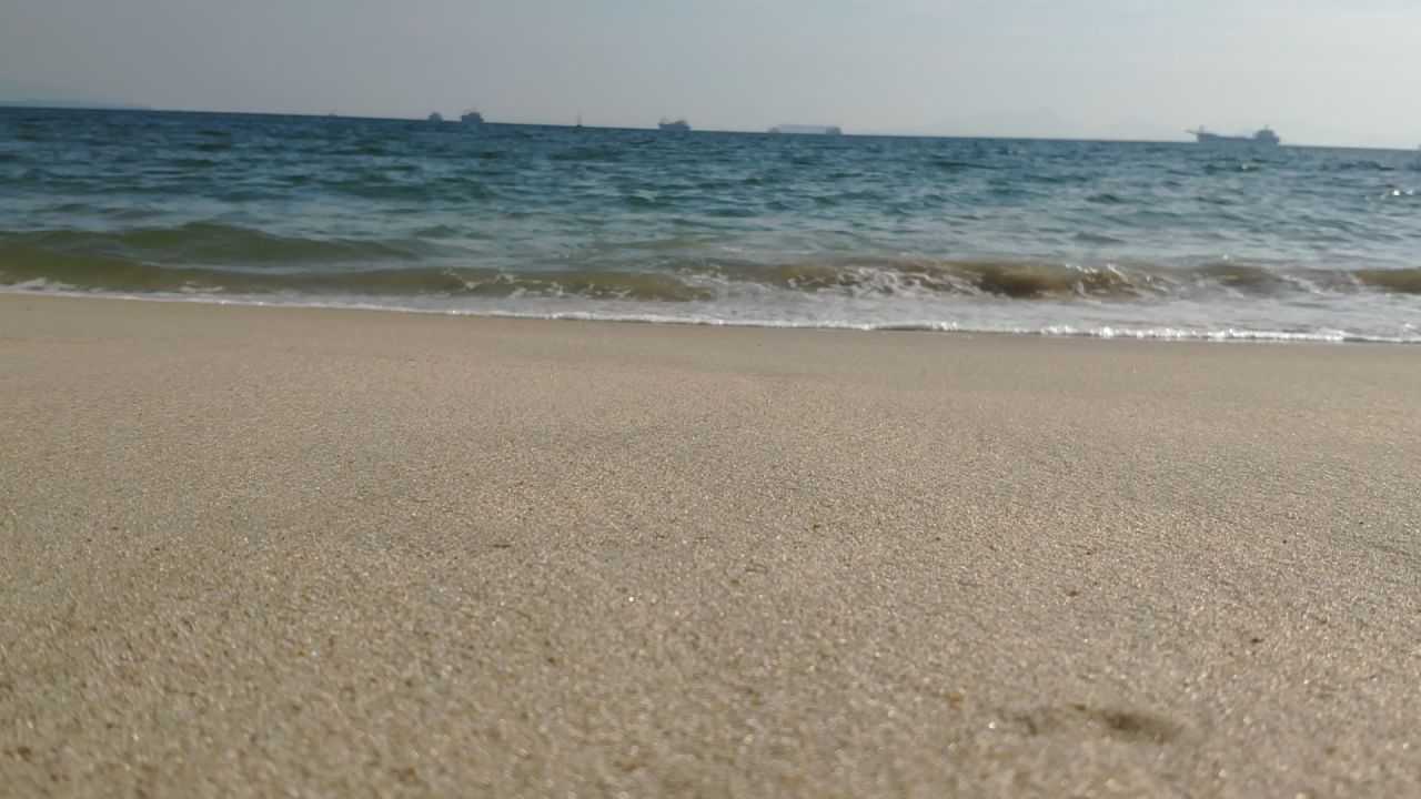 假日的沙滩海浪