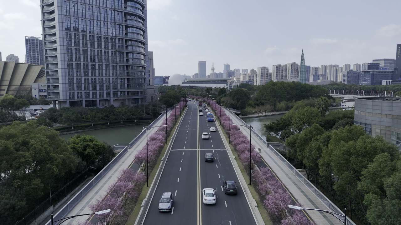 城市繁华与自然美景