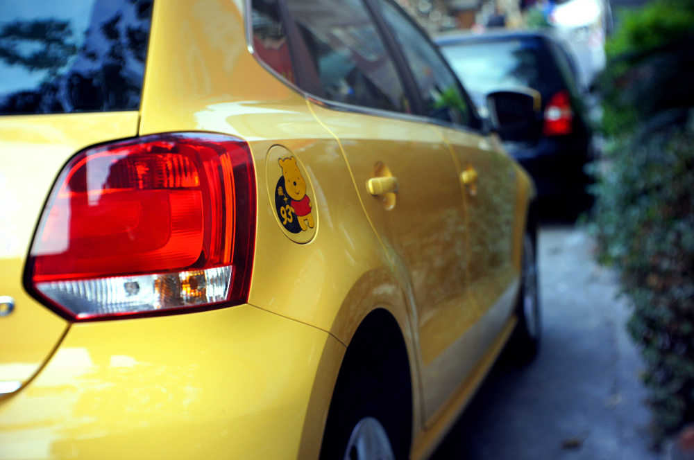 城市路边的黄色汽车
