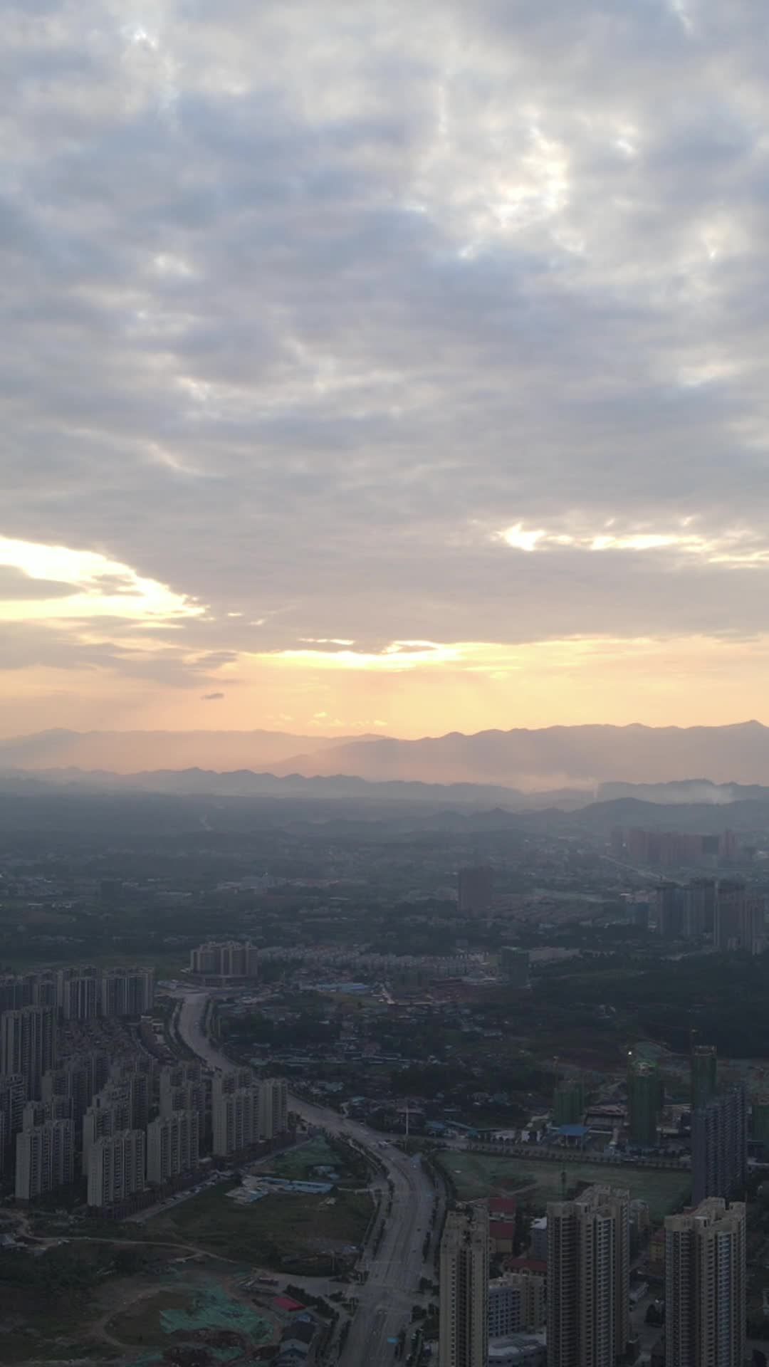 城市日落与自然的和谐