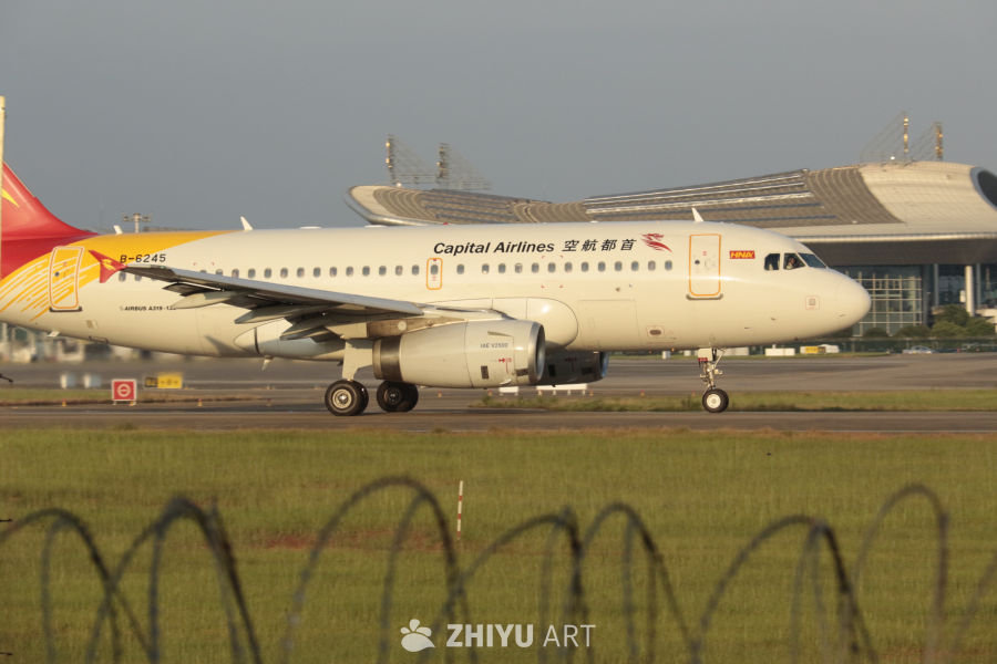 首都航空A319飞机准备起飞