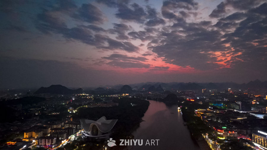 夜幕下的山水城市