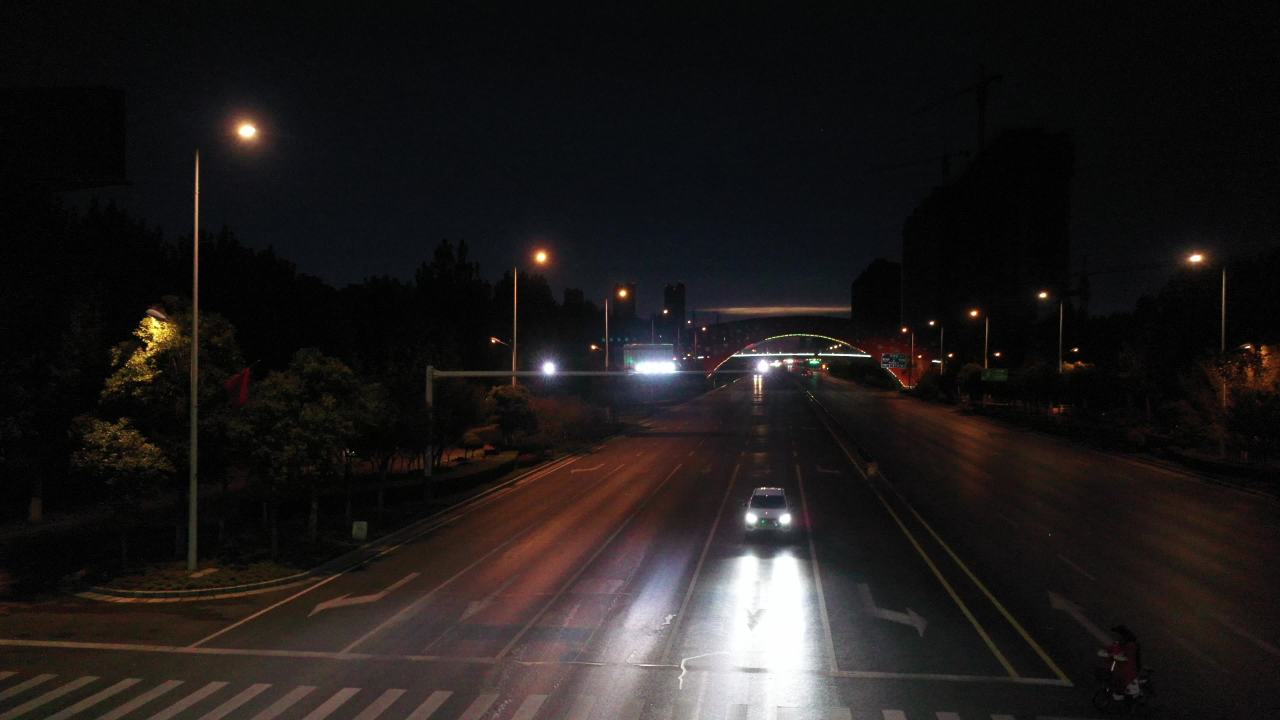 夜幕下的城市之路