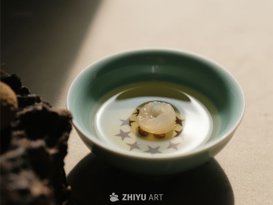 青瓷碗中茶与虾的静谧时光 435