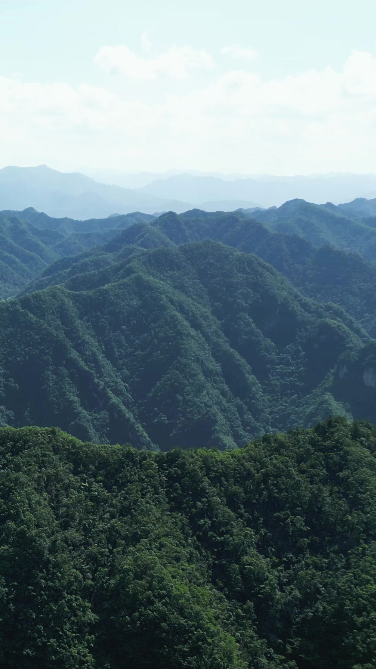  航拍祖国雄伟山川高楼风貌 