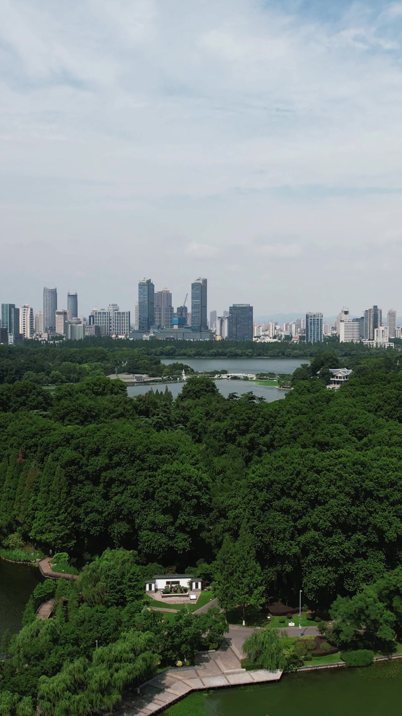 江苏南京玄武湖竖屏航拍 