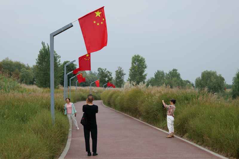 喜迎国庆 国庆 五星红旗迎风飘扬 人与自然 2