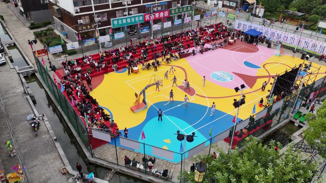 彩色篮球场航拍比赛场景