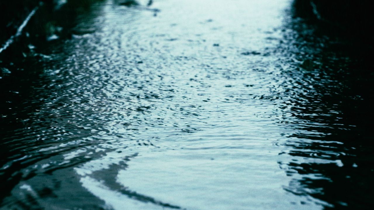 下雨水面慢镜头4K实拍