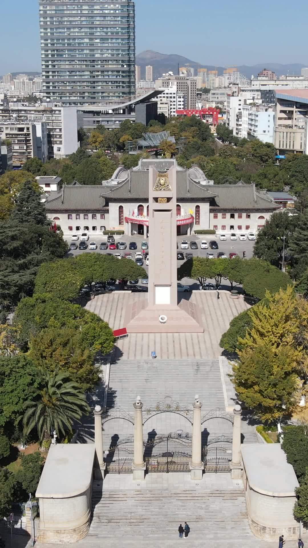城市中心的纪念碑与自然景观
