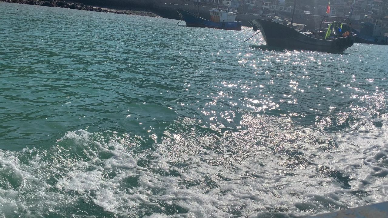 波光粼粼的海面和渔船