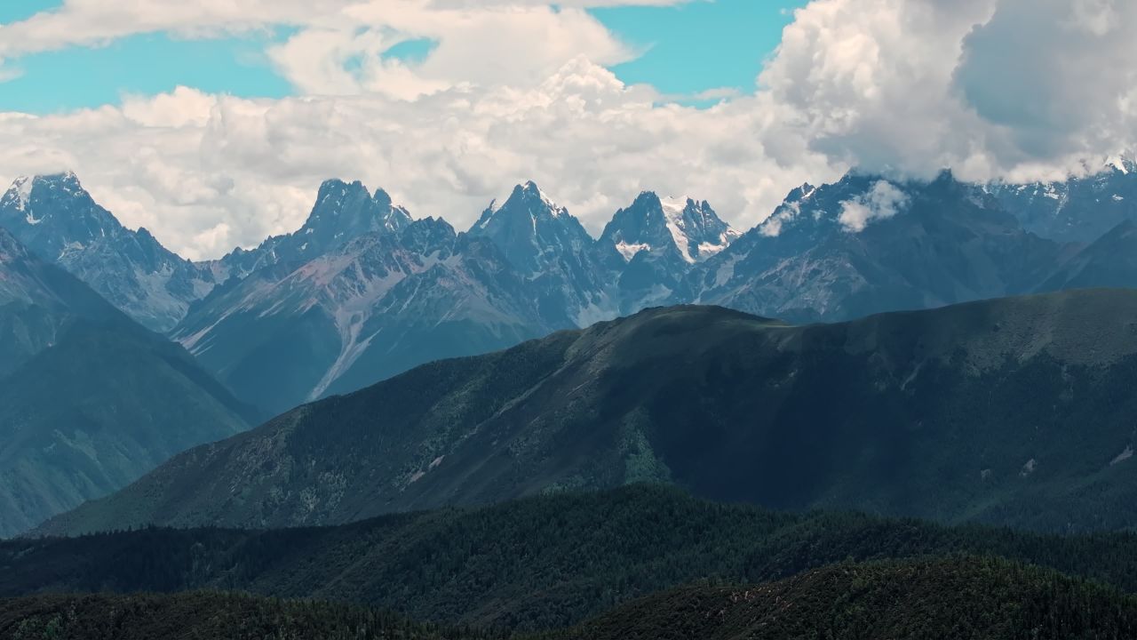 西藏芒康红拉山垭口达美拥雪山航拍