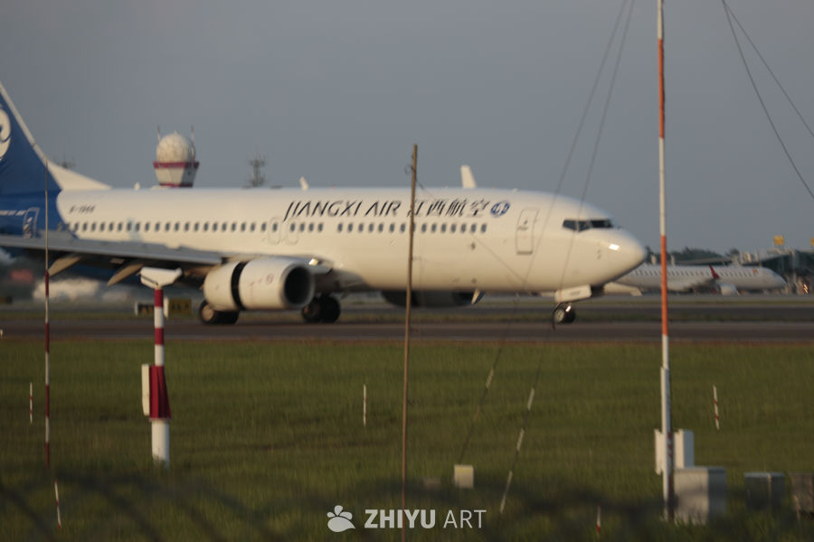 江西航空飞机在跑道上