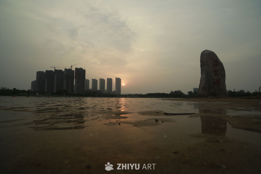 日落下的城市湖景