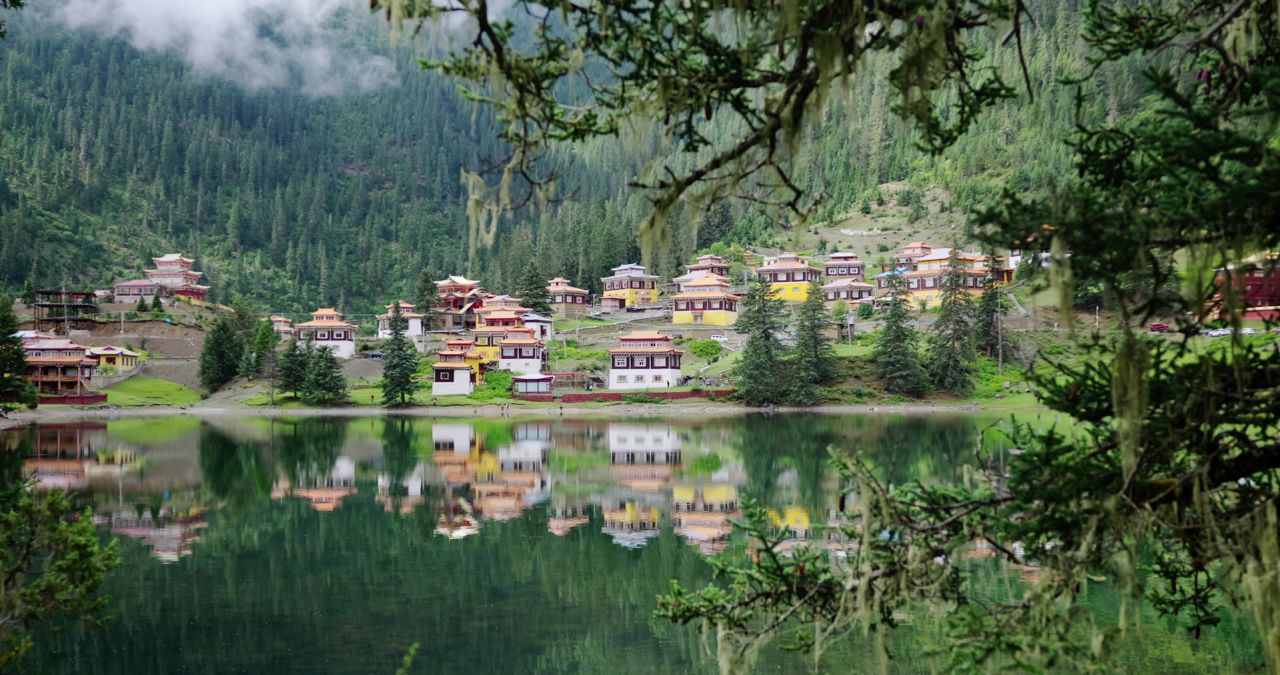 川西措卡湖唯美自然风光特色建筑