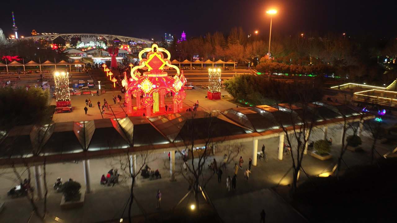 夜晚灯光节的热闹场景
