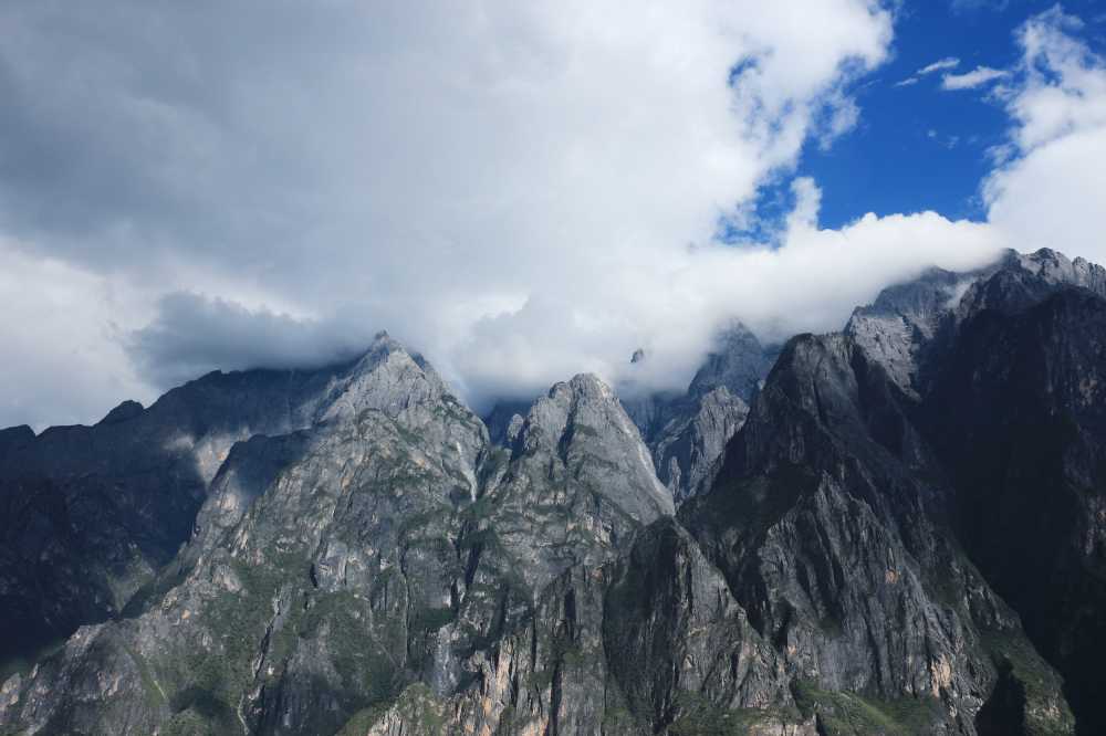 山与云
