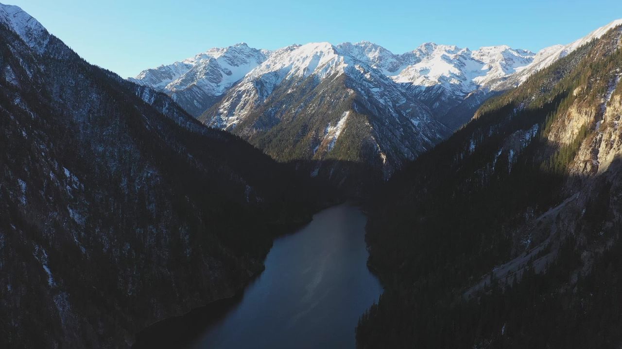 航拍九寨沟长海雪景