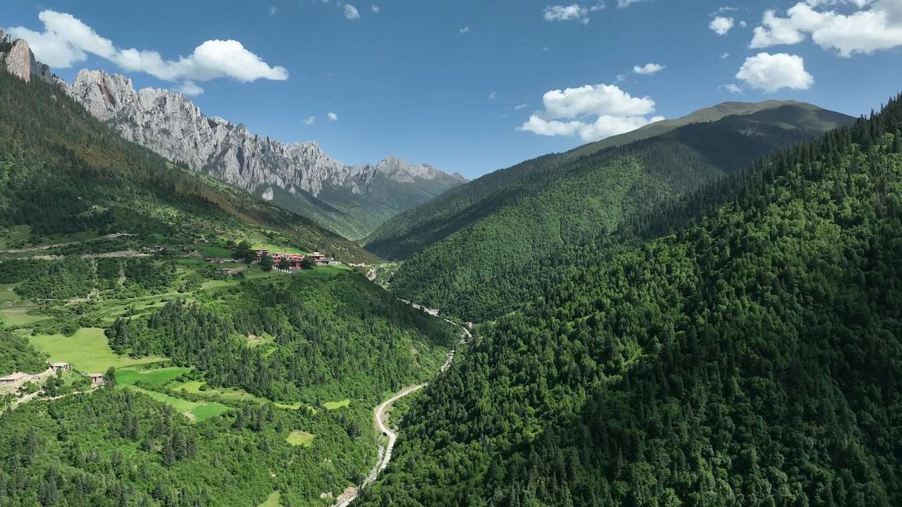 高山峡谷航拍全貌展现自然壮丽