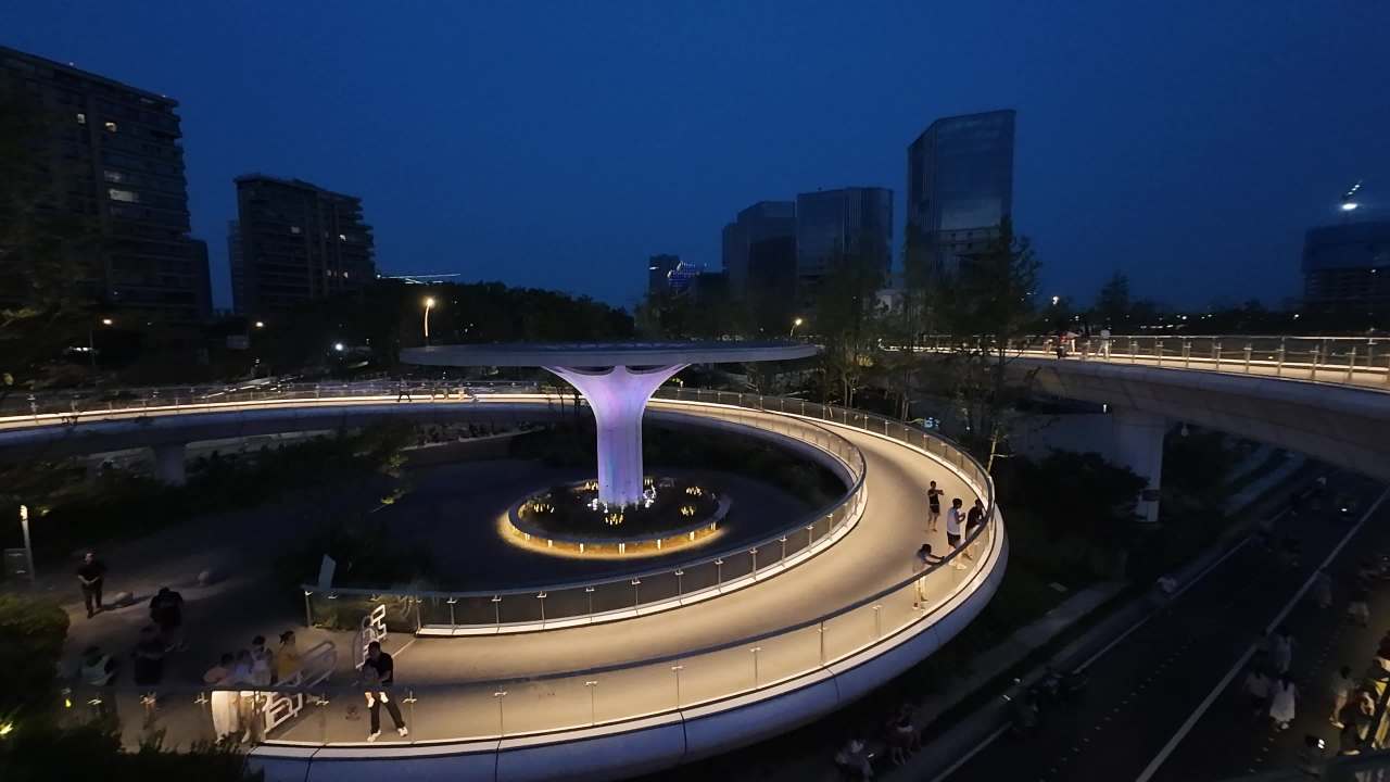 夜幕下的城市螺旋步道