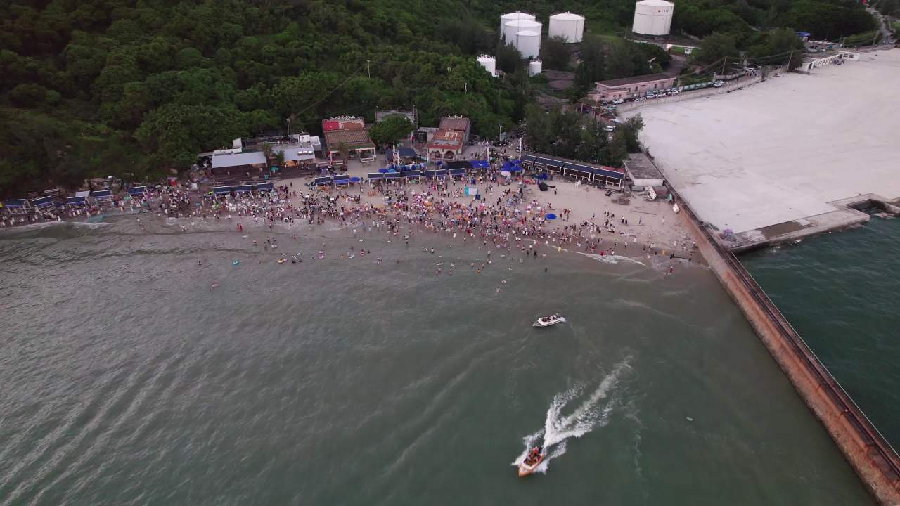 北海海枯石烂海滩人头攒动