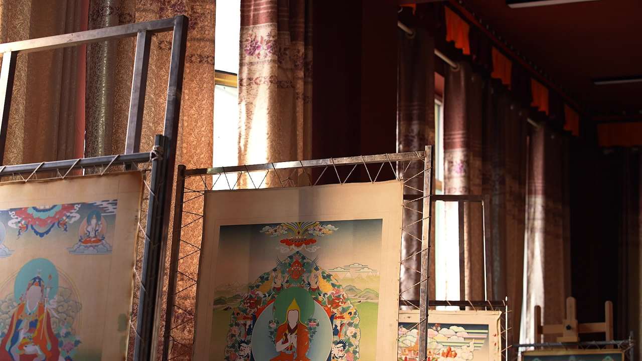 唐卡艺人创作过程