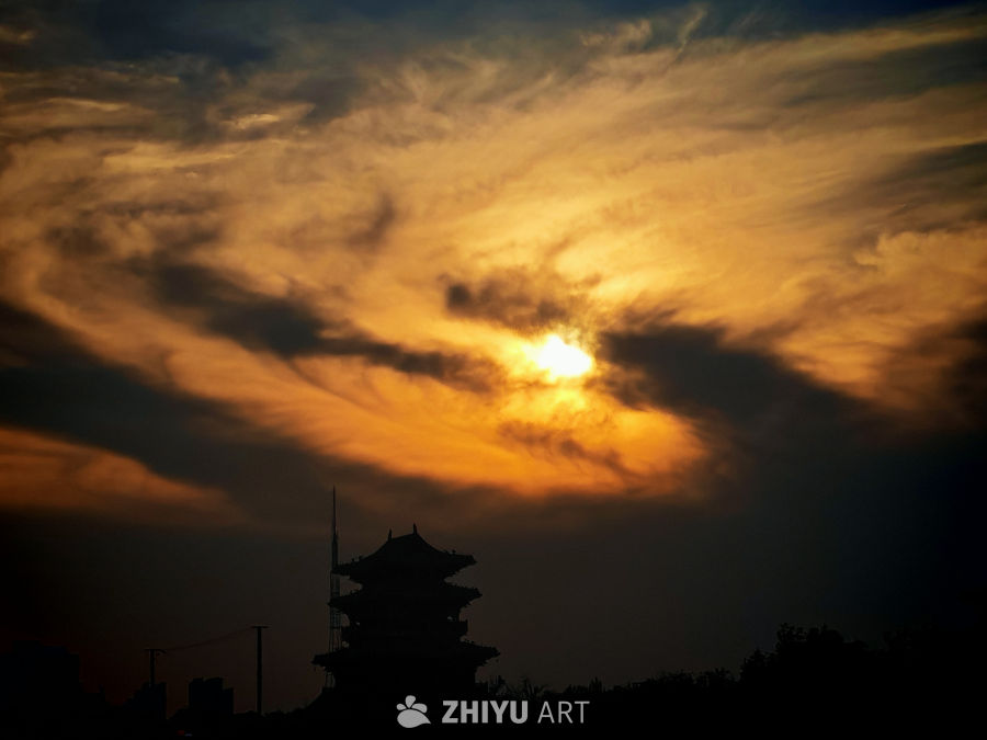 夕阳下的古塔剪影