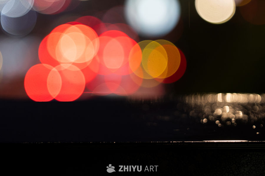 夜色中的斑斓光斑