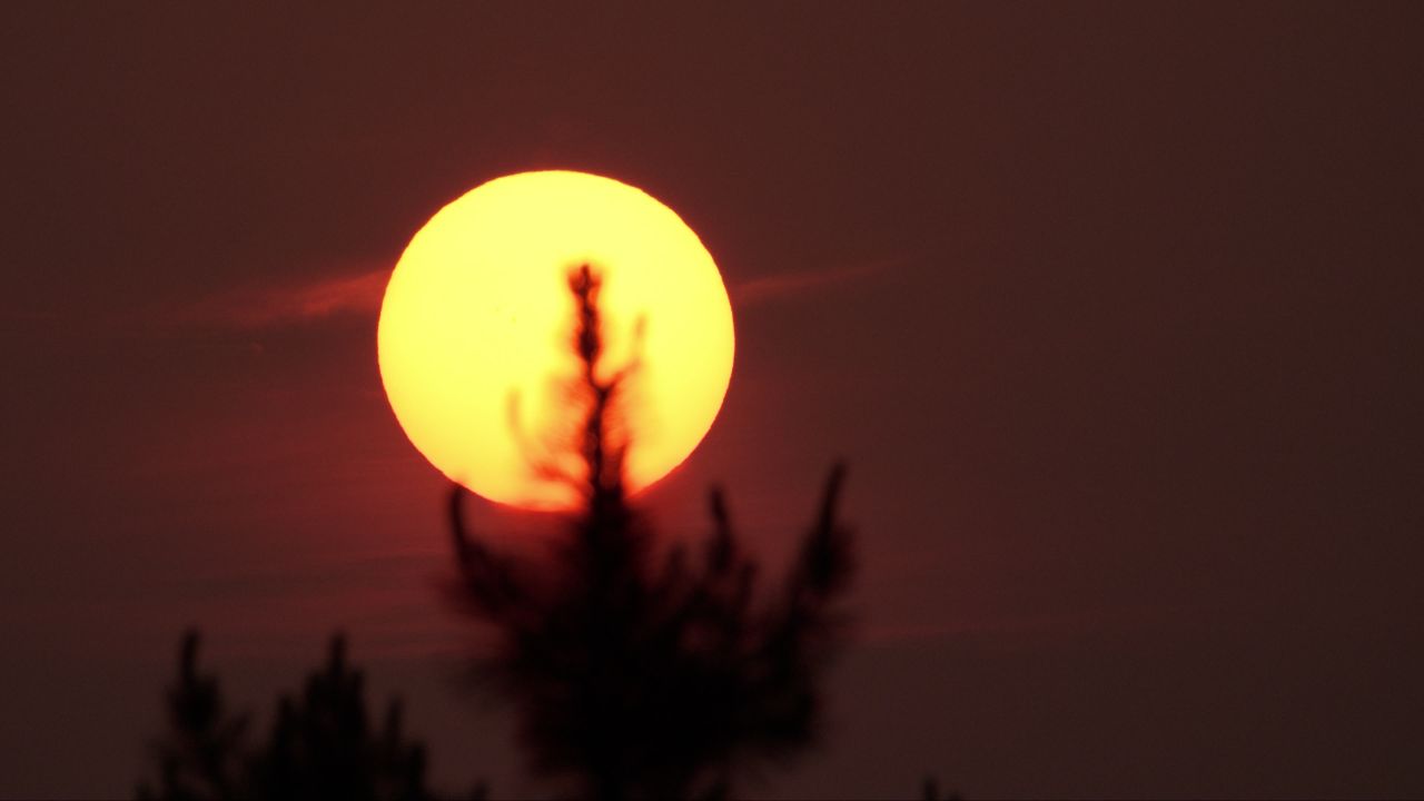 太阳日出日落夕阳逆光刺眼星芒