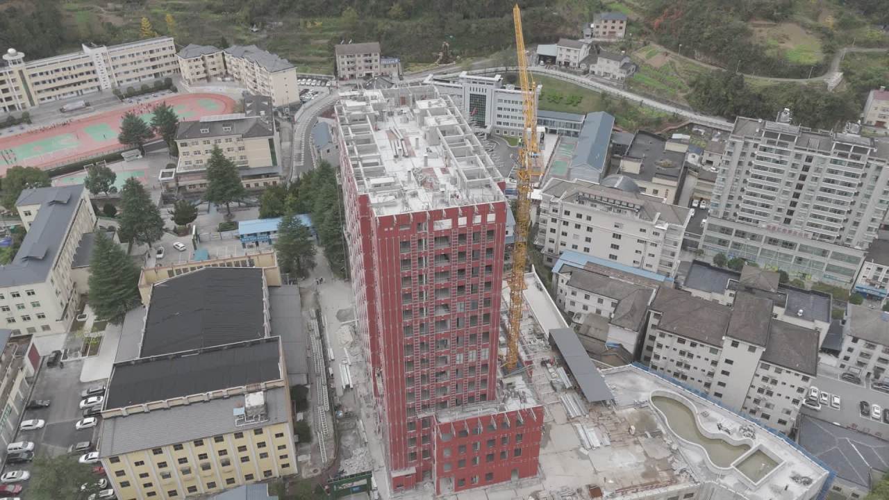 航拍建筑工地：高楼崛起