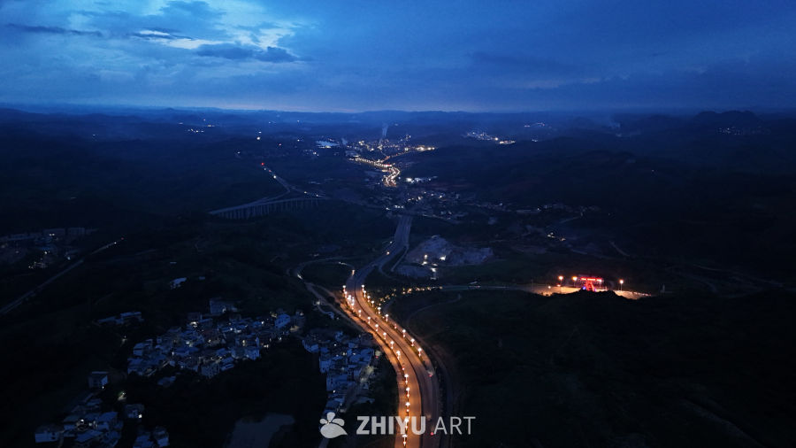 夜幕下的山间公路