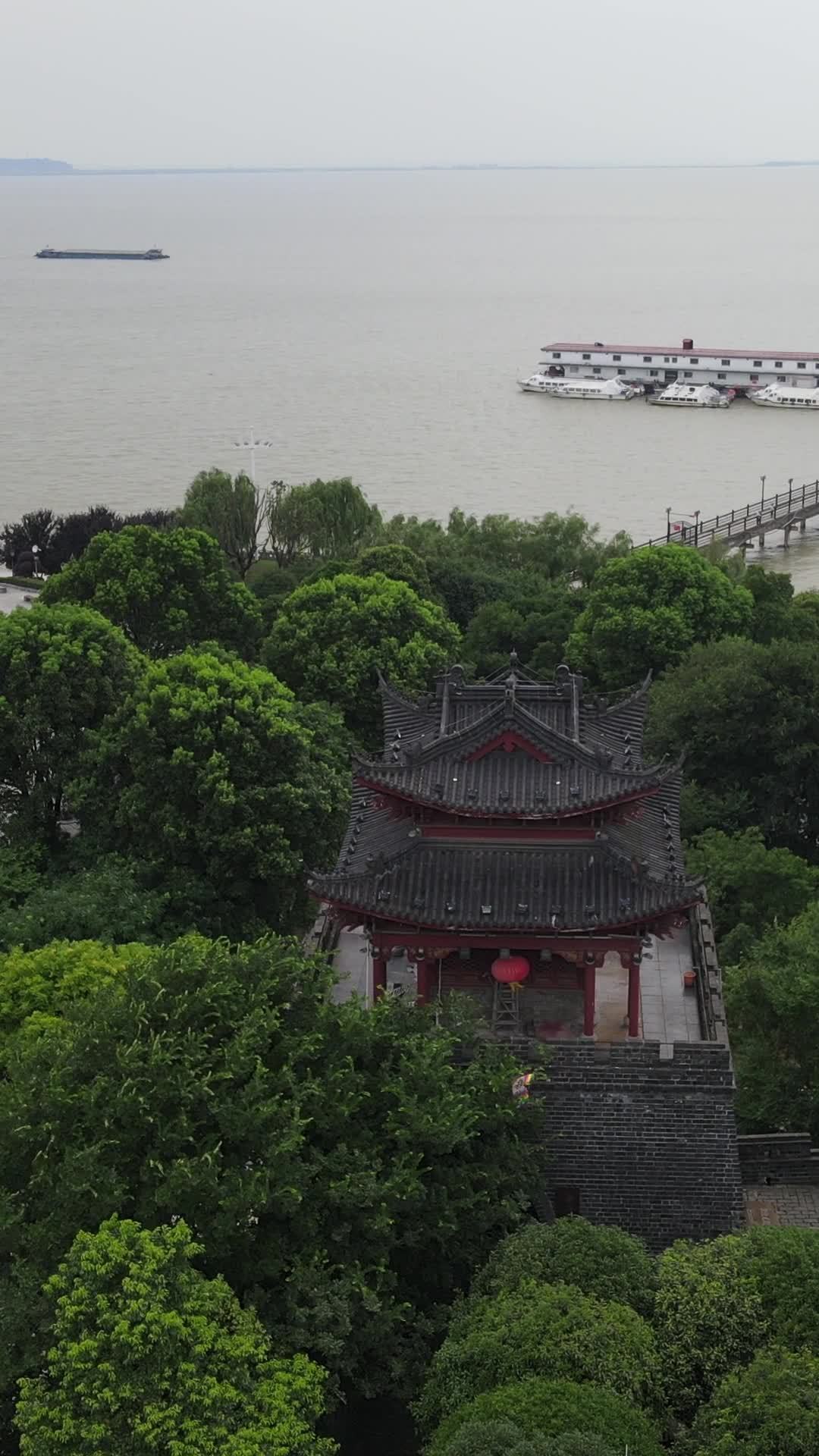 湖畔古塔静谧景