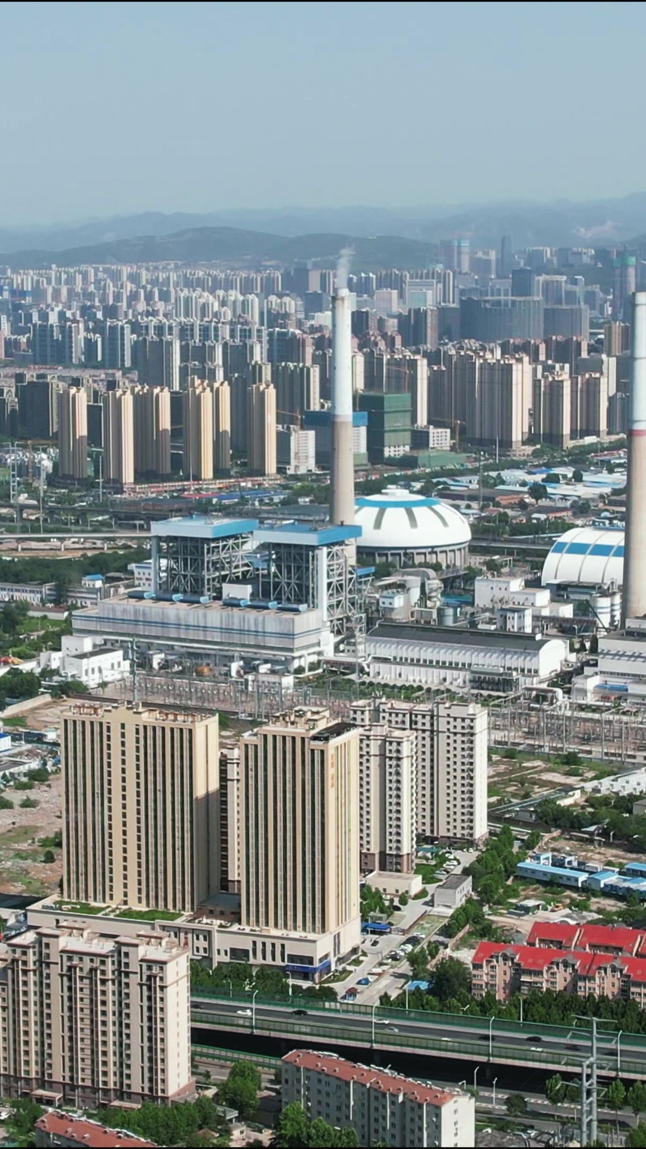 城市工业生产烟冲炊烟竖屏航拍  