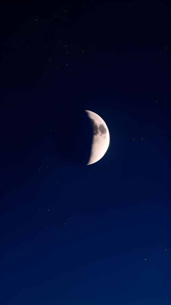 夜空中，一轮月牙形的月亮呈现，月亮的部分被照亮，另
