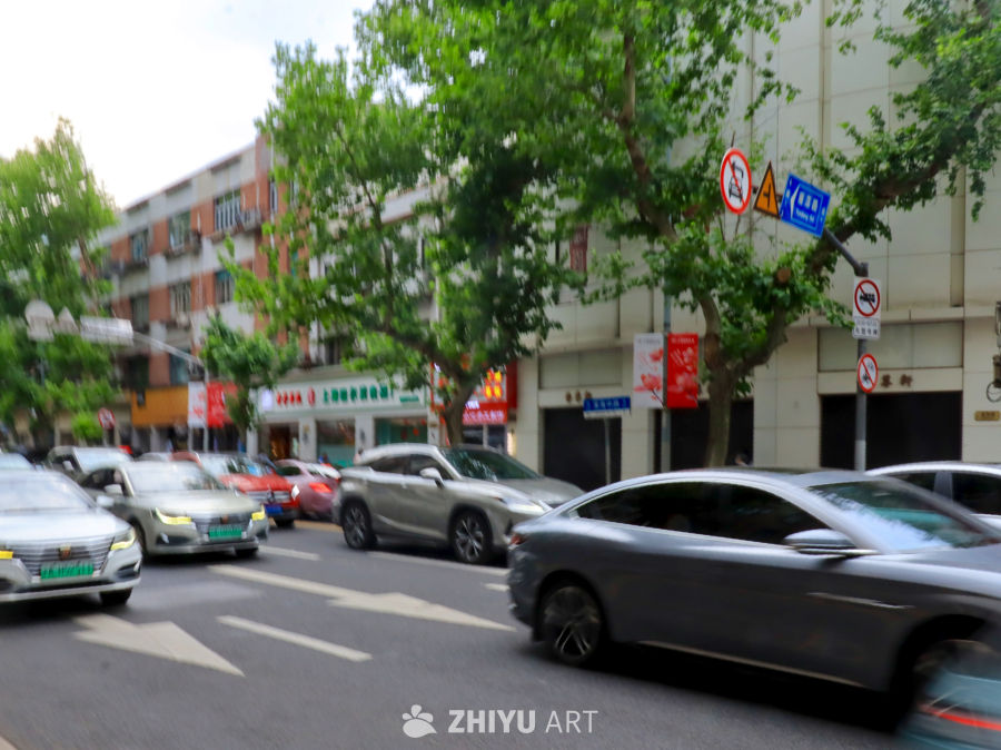 都市脉搏·车水马龙与绿荫街景的现代协奏曲