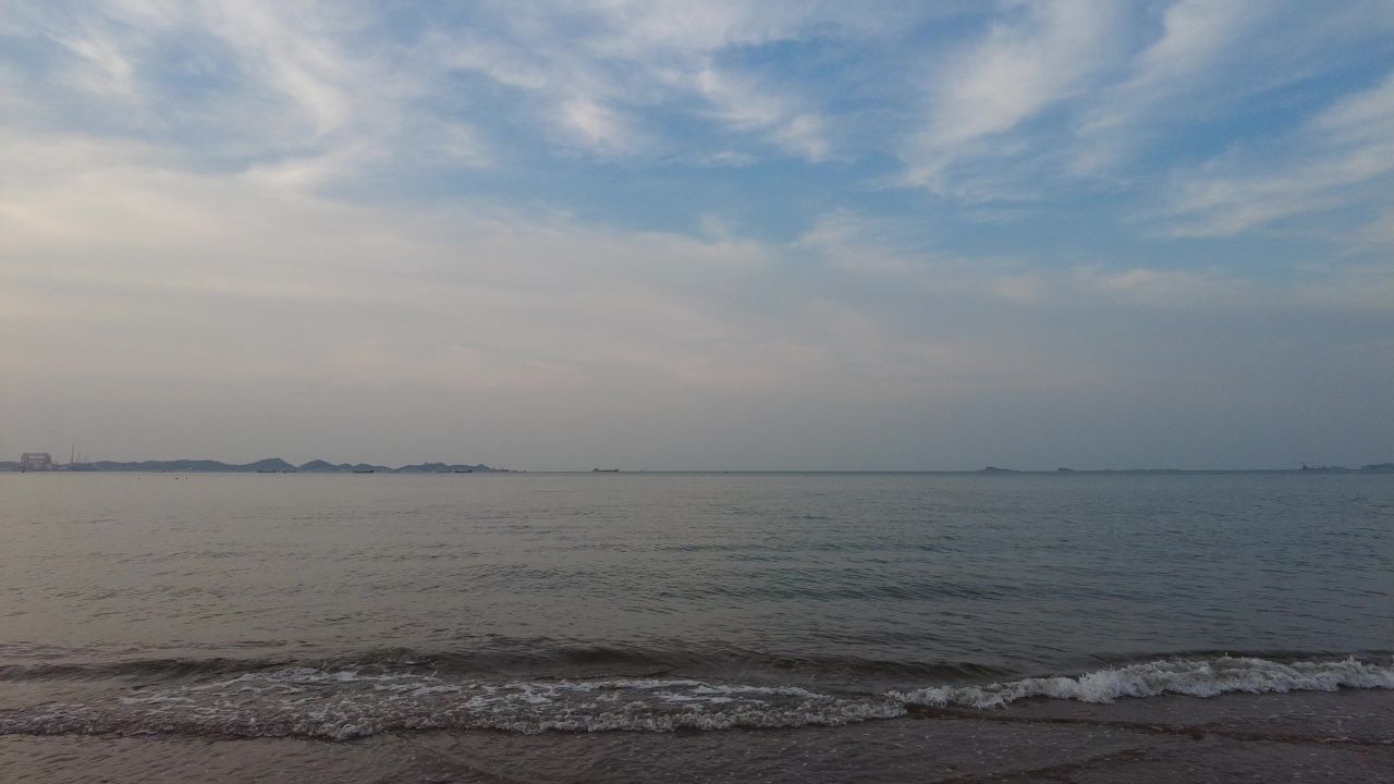 大海海浪沙滩蓝天白云实拍  