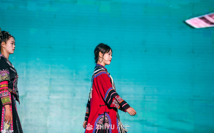 绚丽民族服饰风采 舞台上的民族之光 3