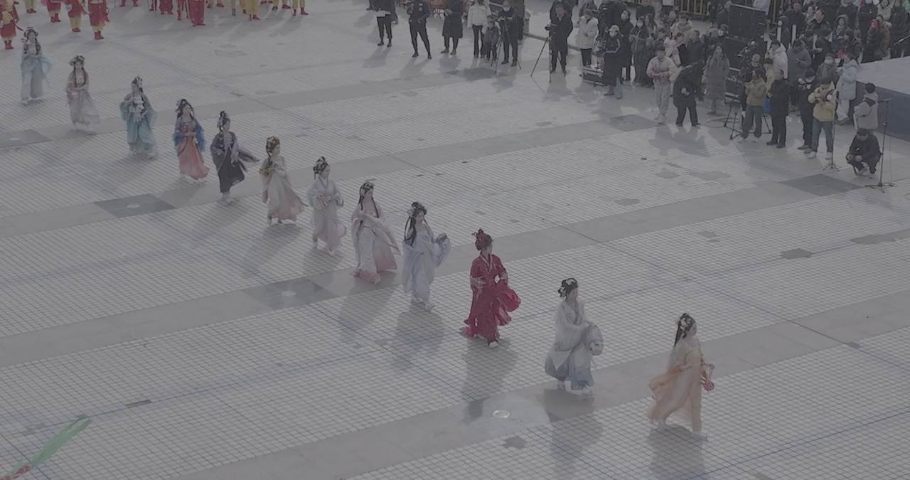 传统服饰舞者广场行进
