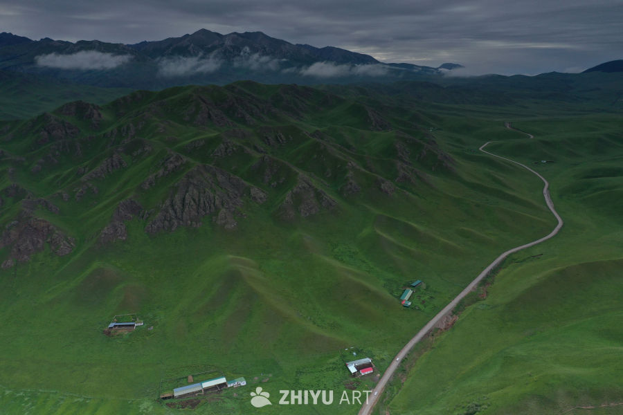 山间小路与绿野