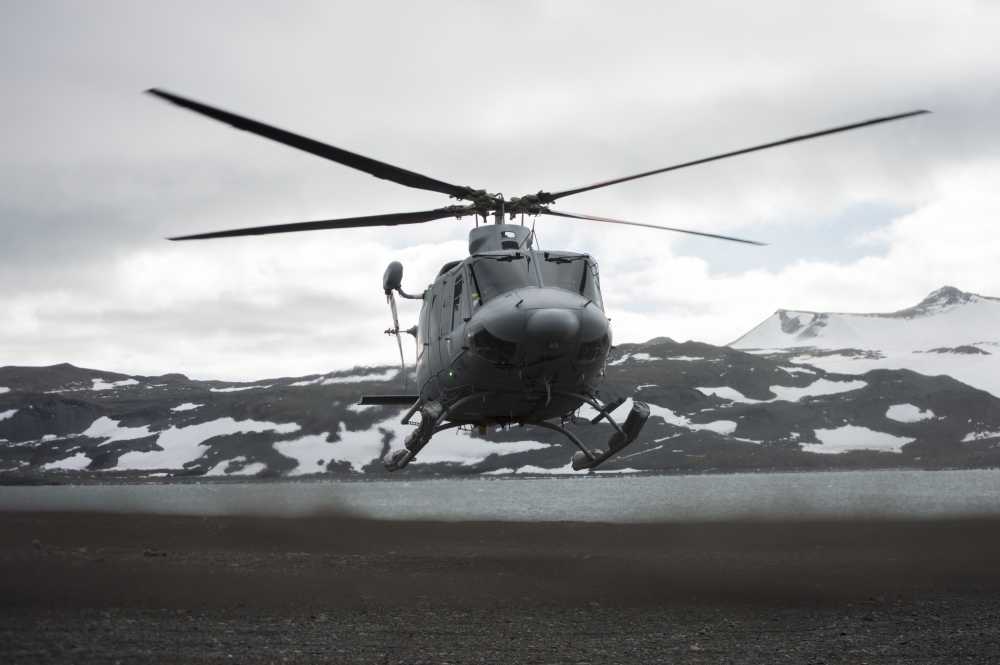 直升机着陆雪南极洲
