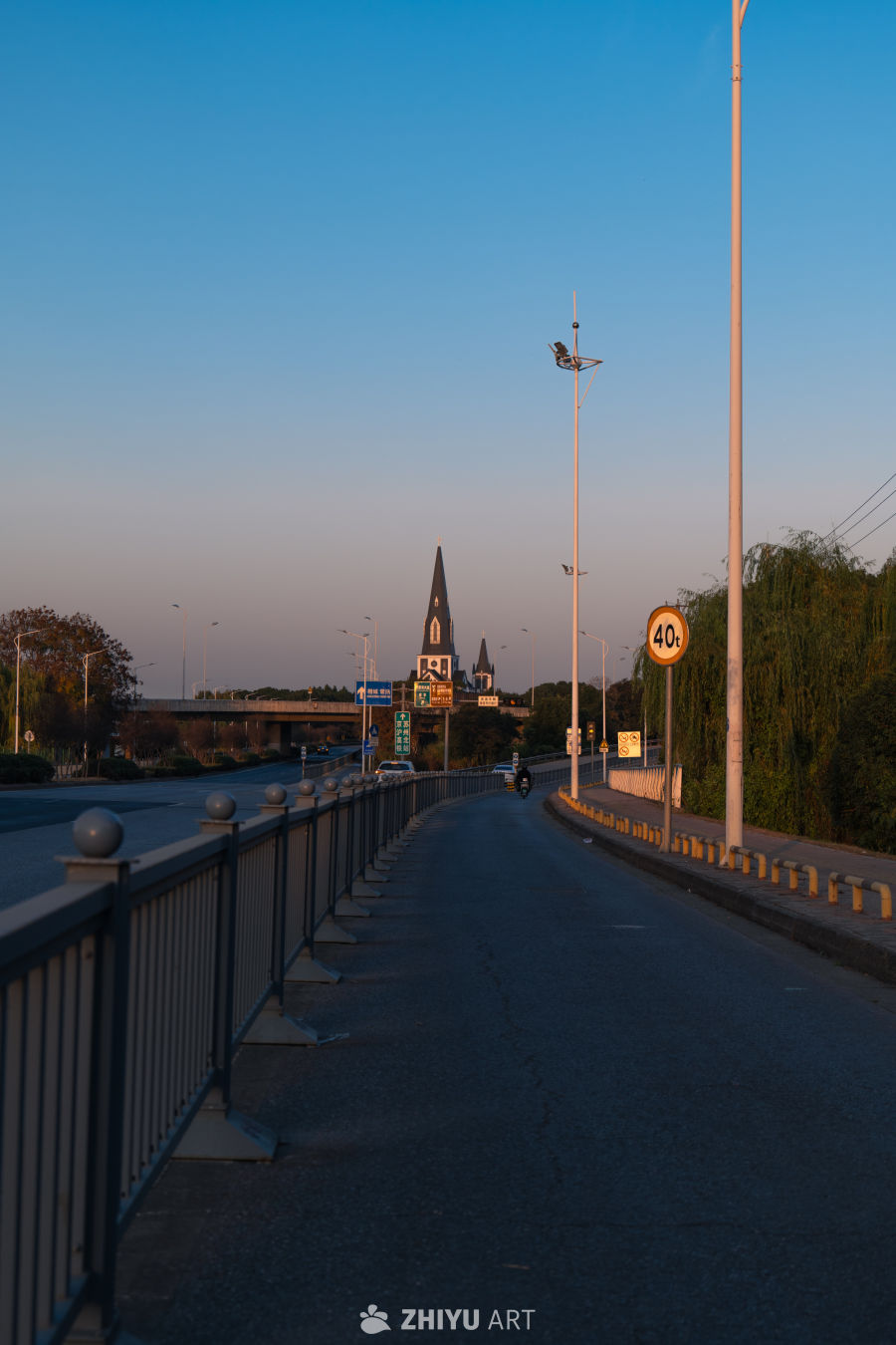 黄昏中的教堂之路