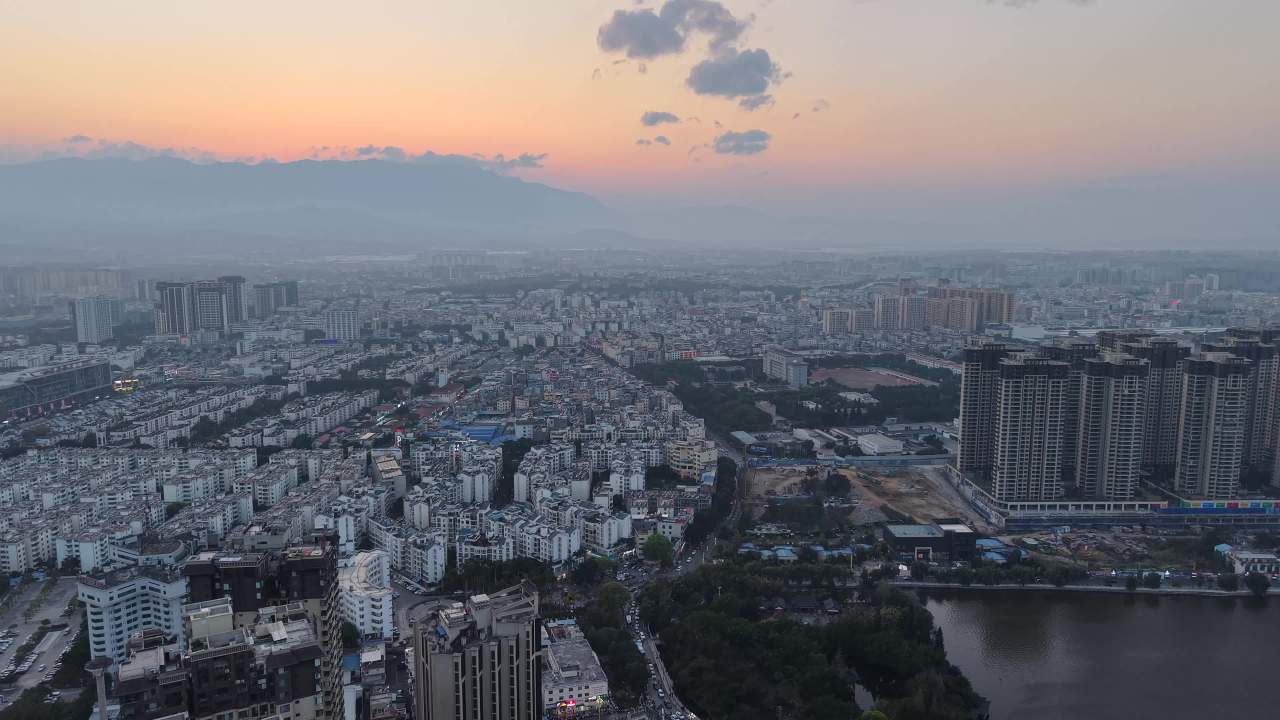 城市日落湖畔静谧时光