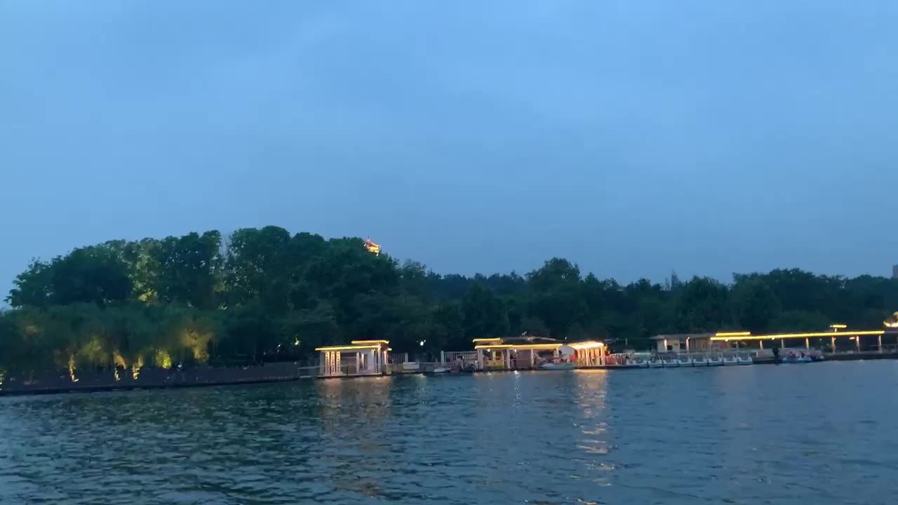 湖面游船