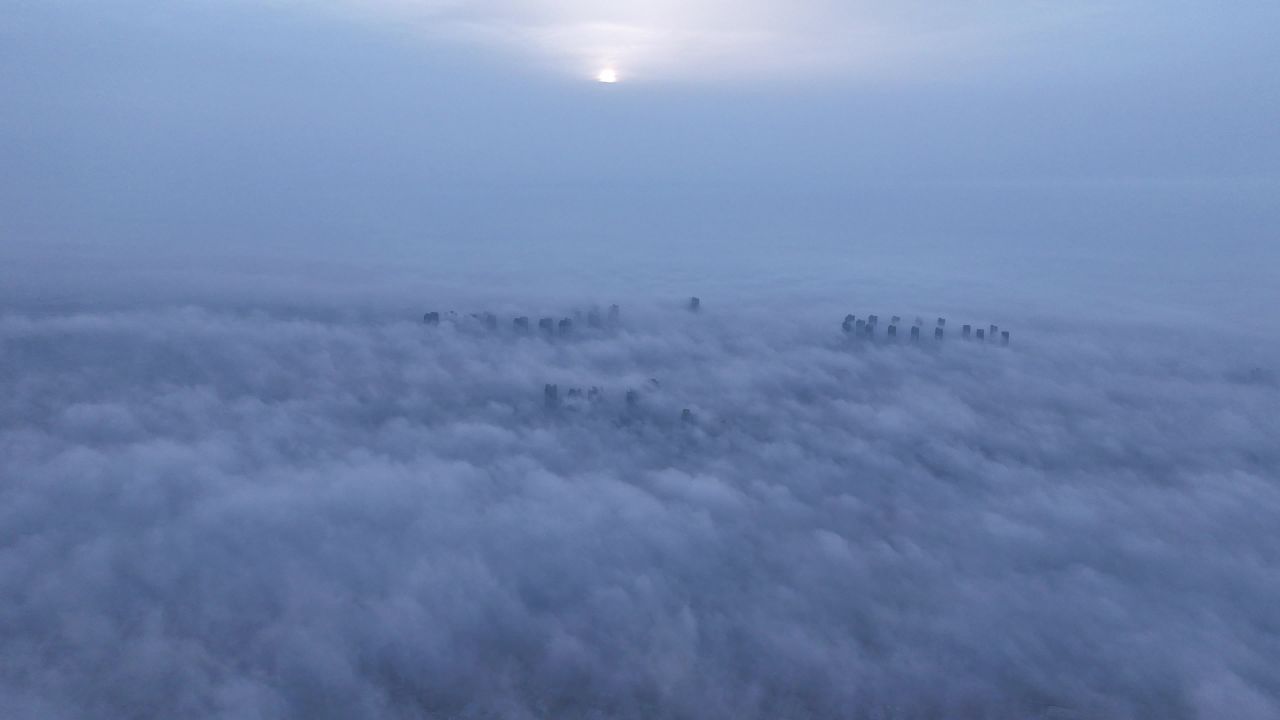 云海中的城市
