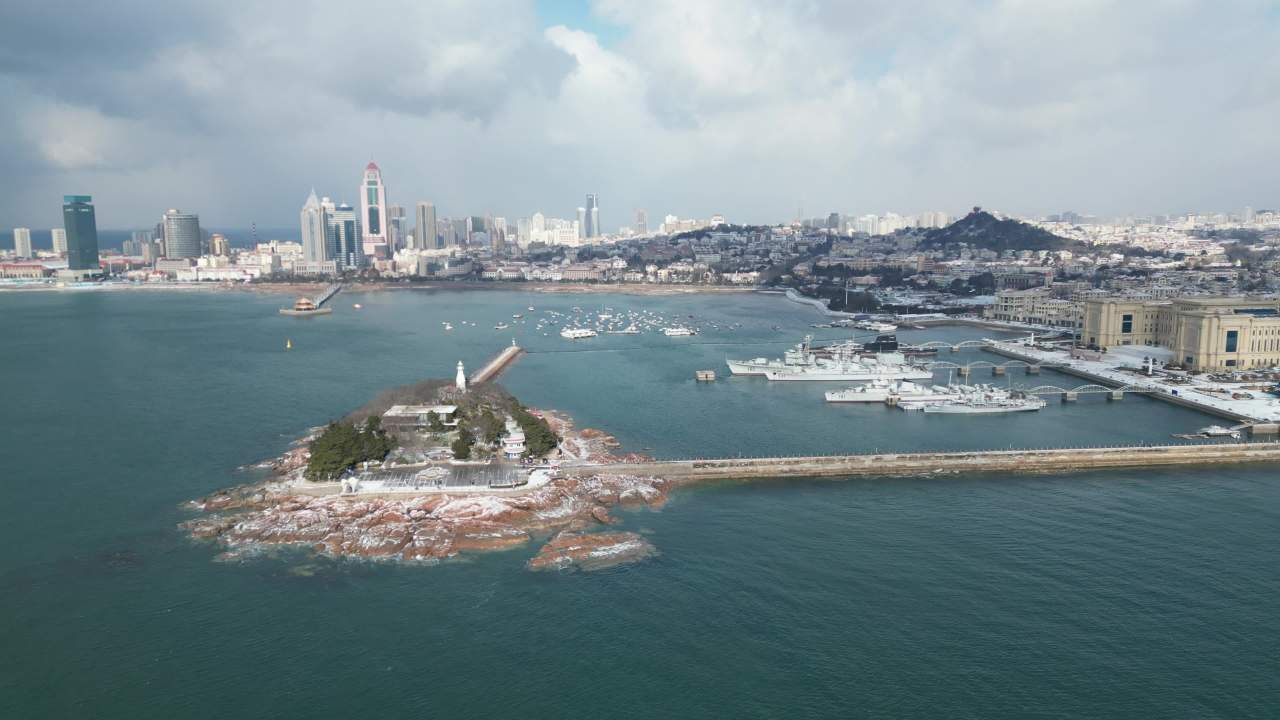 青岛市南海边老城区小青岛公园冬天雪景航拍 11