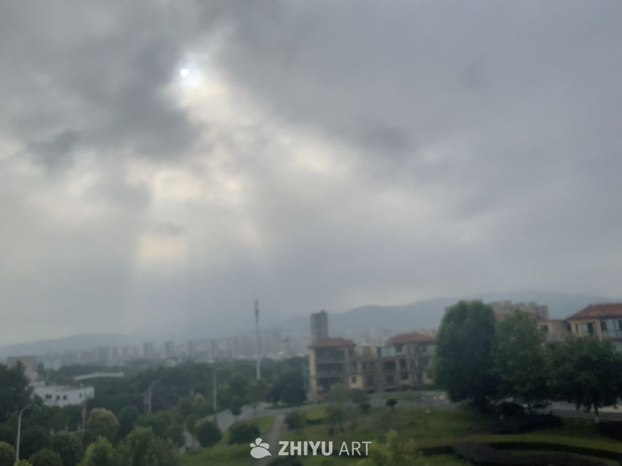 阴云下的城市风光