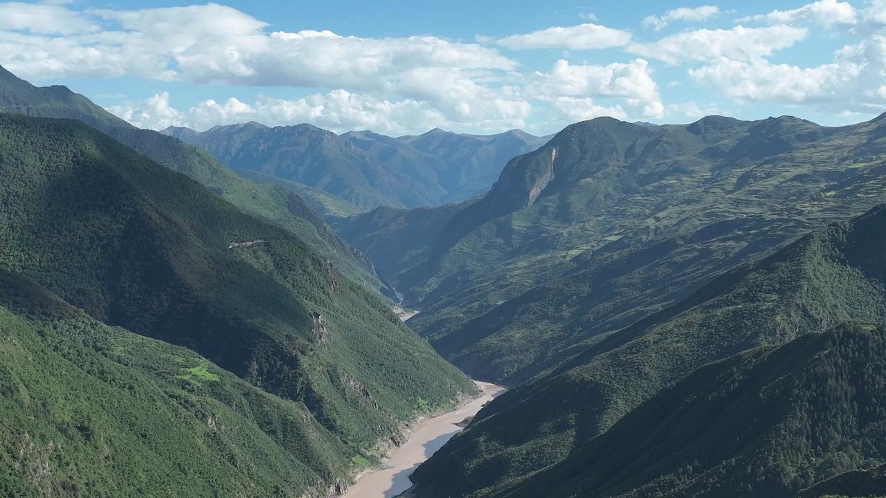 壮丽高山峡谷与蜿蜒河流全景