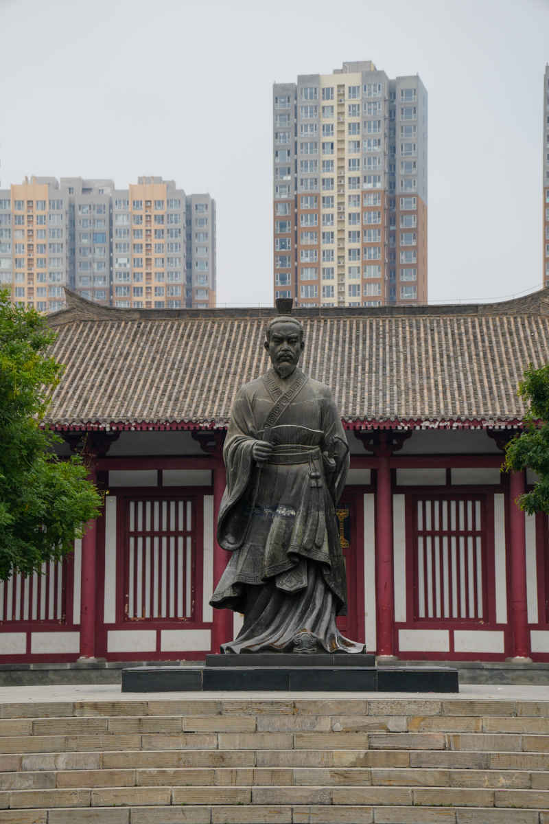正面的赵佗雕像