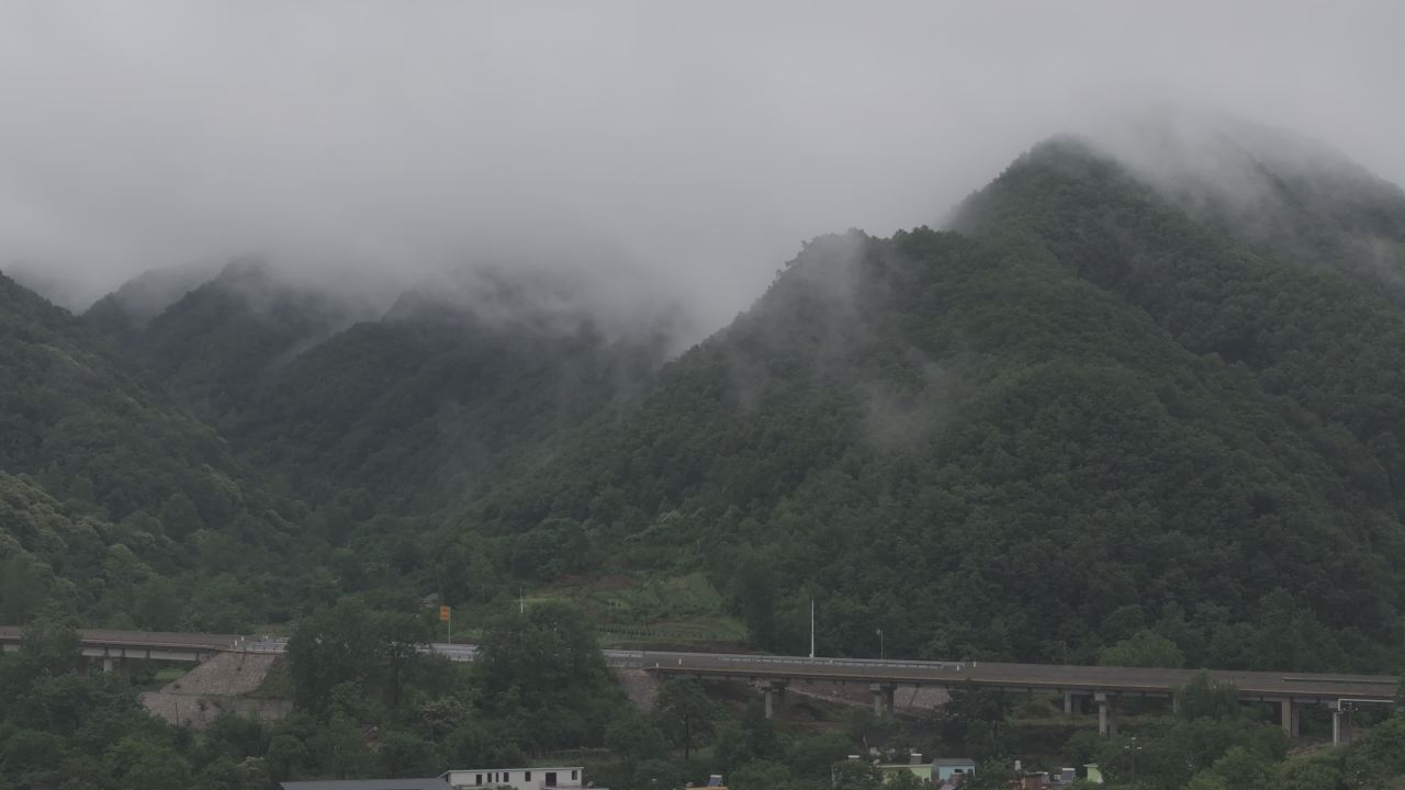 山间云雾缭绕