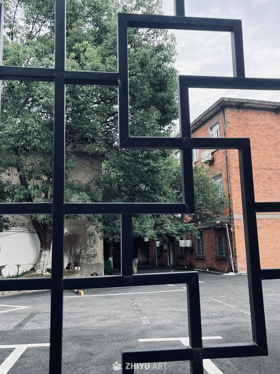 铁栅栏中的城市角落